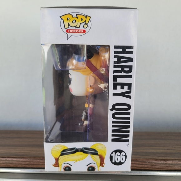 🚨 2 Harley Quinn Funko! - Picture 3 of 13